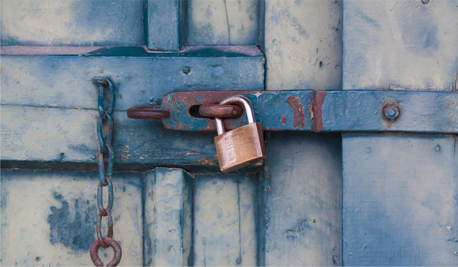 Blauwe deur met hangslot